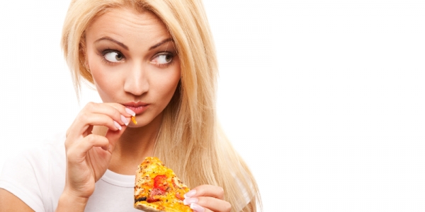 žena jí pizzu při dietě