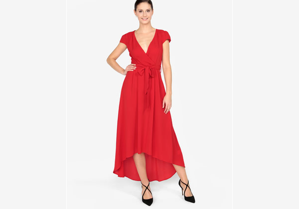 červené šaty pod kolena