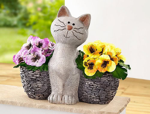 Kočka s květináči