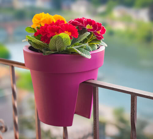 květináč na zábradlí balkónu