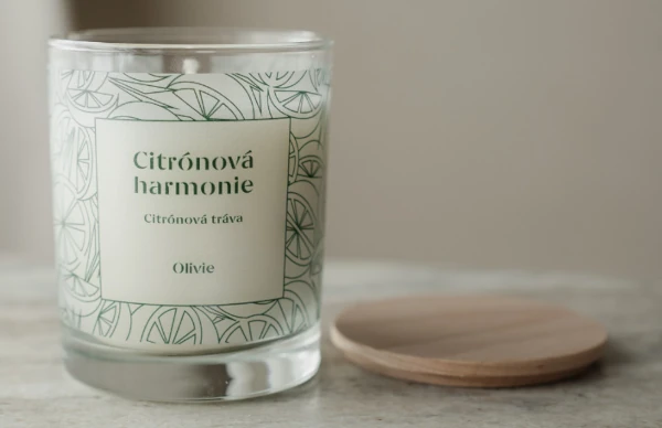 svíčka se šperky uvnitř