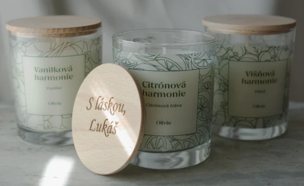 svíčka se šperky uvnitř gravírování